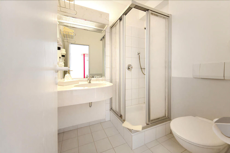 Bathroom 4, Hotel Montana Diemelstadt, Waldeck-Frankenberg