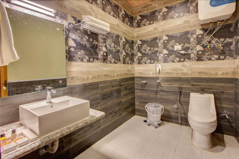 Bathroom, Himalayan Apple Zone Hotel, Kullu