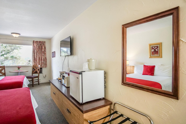 Public Area 2, Gables Motel, East Kootenay