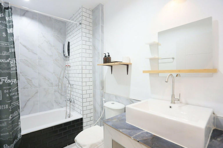 Bathroom 4, Manonnee Hotel, Muang Chiang Rai