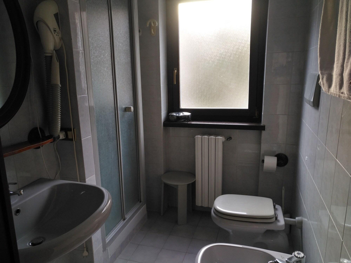 Bathroom 3, Hotel I Larici, Torino