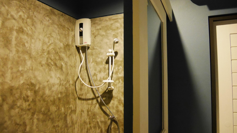Bathroom 4, Amity Poshtel, Mueang Krabi