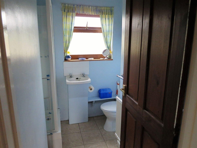 Bathroom 4, Cae y Rhedyn Annexe, Powys