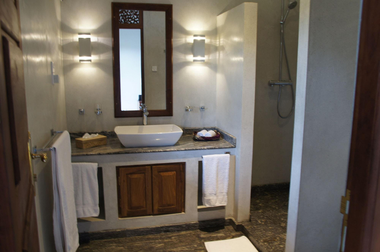 Bathroom 5, Niyagama House, Akmeemana
