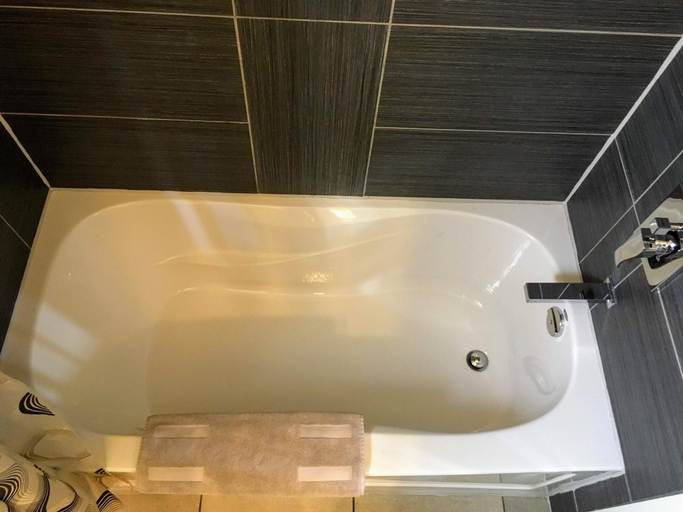 Bathroom 3, Crescent Motel, East Kootenay