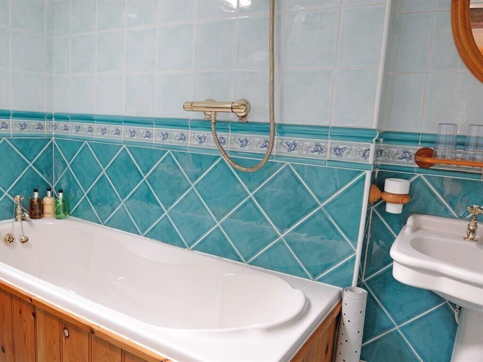 Bathroom 4, The Castle Arms Inn, North Yorkshire