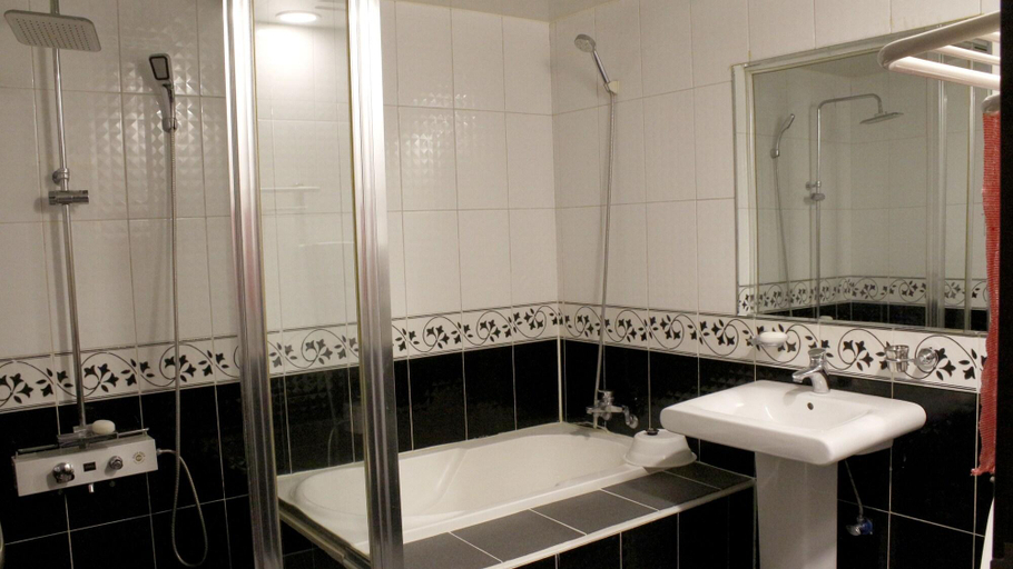 Bathroom 4, Busan Hadan Public, Saha