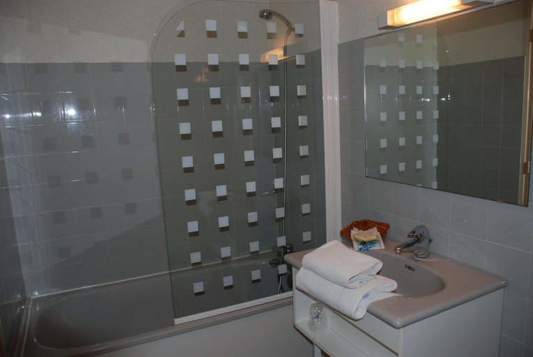 Bathroom 4, La Croix Blanche, Loir-et-Cher