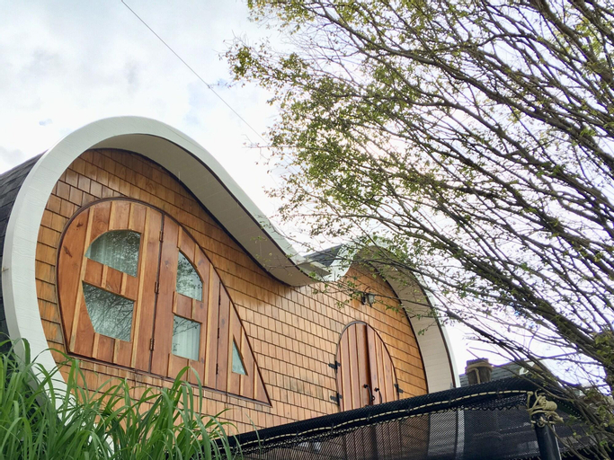 Exterior & Views 8
