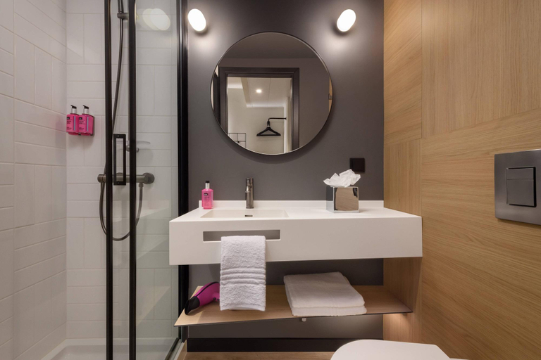 Bathroom 4, Moxy Lisboa Oriente, Lisbon