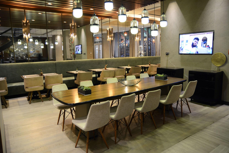 Food & Drinks 4, Waxwing Hotel, Merkez