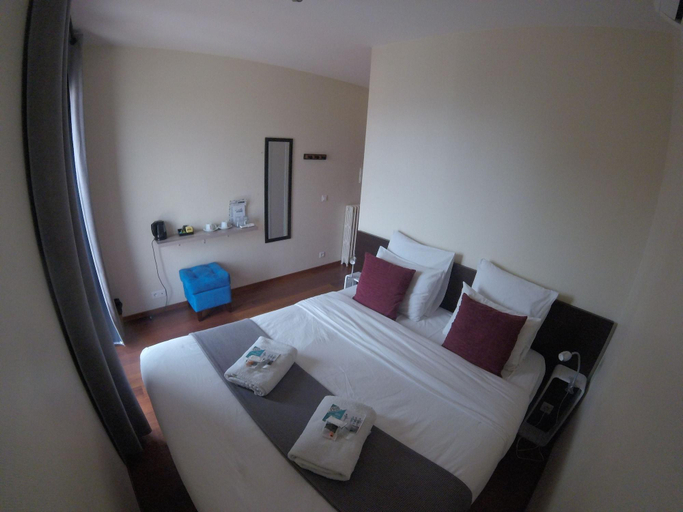 Bedroom 5, O'Sullivans Bar and Hotel, Alpes-Maritimes