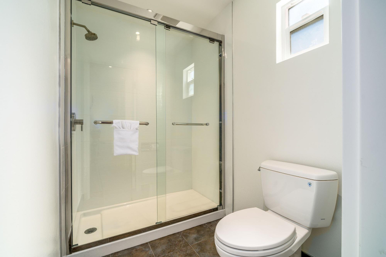 Bathroom 3, Trend Hotel at LAX Airport, Los Angeles