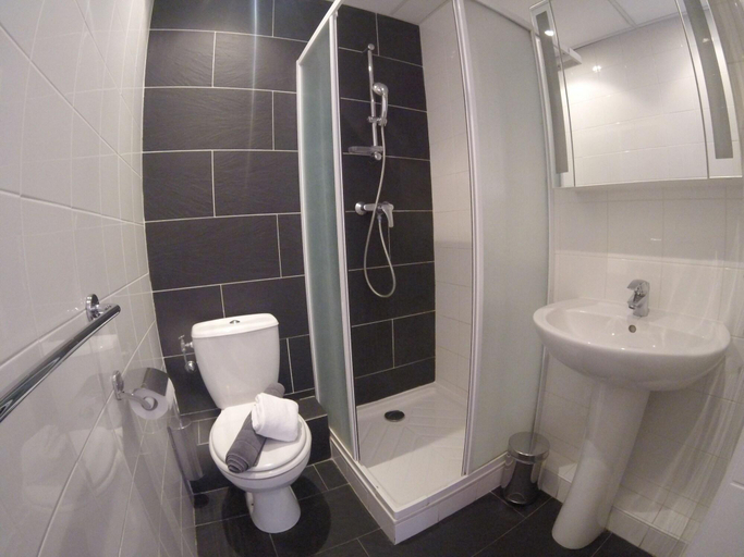 Bathroom 3, O'Sullivans Bar and Hotel, Alpes-Maritimes