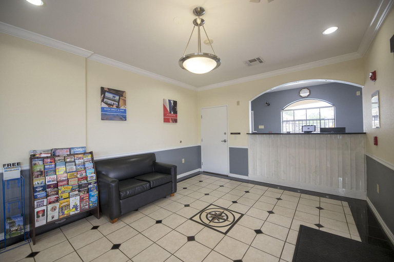 Public Area, Motel 6 Tyler, TX, Smith