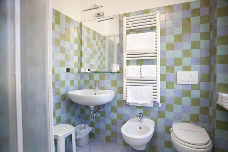 Bathroom 4, Garden, La Spezia