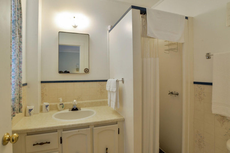 Bathroom 4, Oakwood Motel, Muskoka