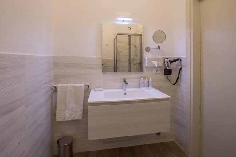 Bathroom 4, Hotel Cortaccia Sanvitale, Parma