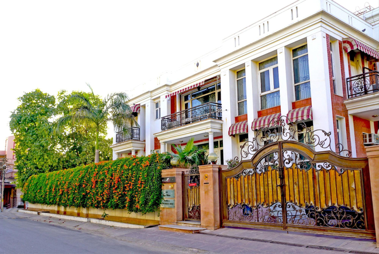 Exterior & Views