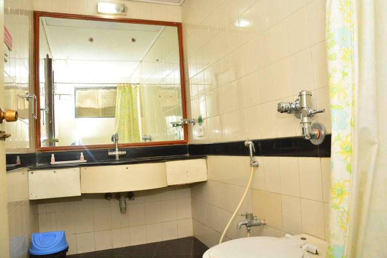Bathroom, Hotel Sai Sahavas, Ahmadnagar