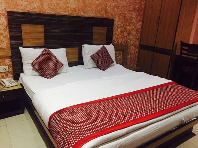 Bedroom 1, Hotel Star Villa, West