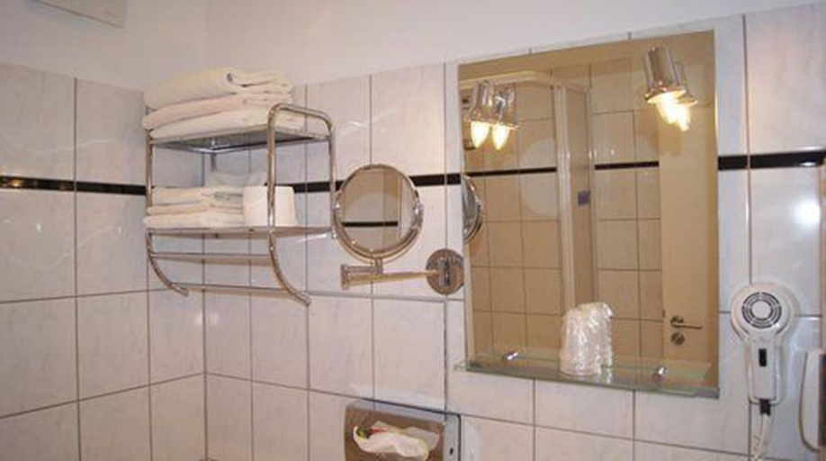 Bathroom 5, Erlanger Hof, Berlin