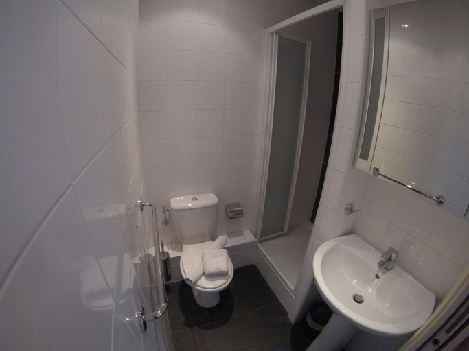 Bathroom 4, O'Sullivans Bar and Hotel, Alpes-Maritimes
