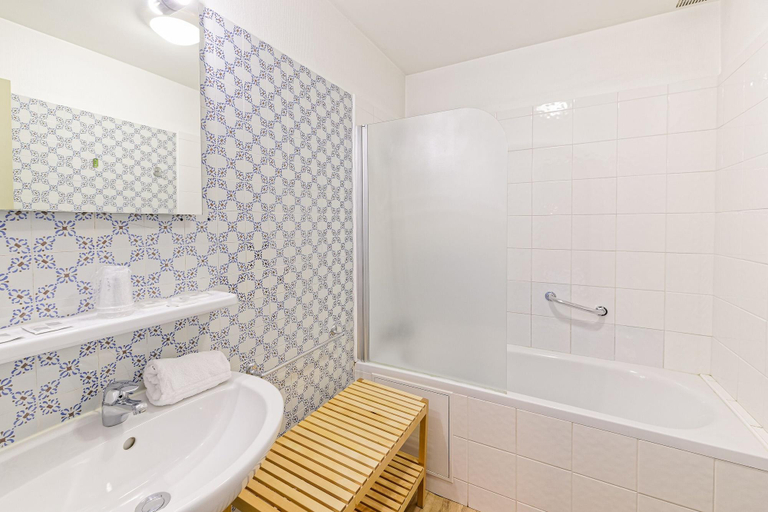 Bathroom 5, Hôtel Côte Basque, Pyrénées-Atlantiques