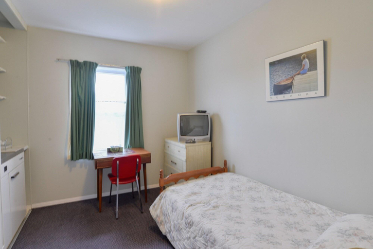 Bedroom 5, Oakwood Motel, Muskoka