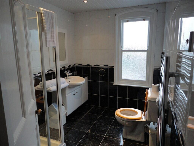 Bathroom 3, Albert And Victoria Hotel, Sefton