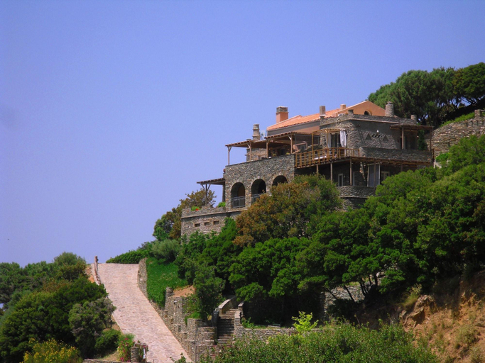 Exterior & Views