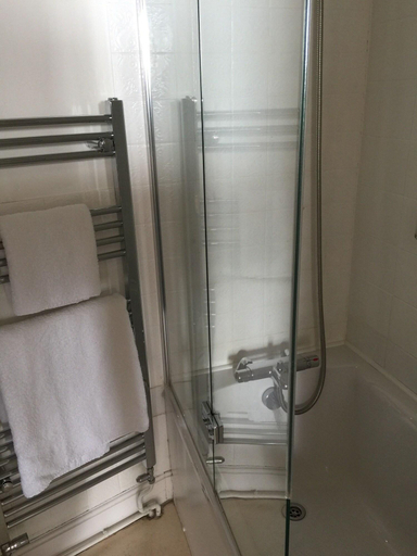Bathroom 4, Estoril, Cornwall