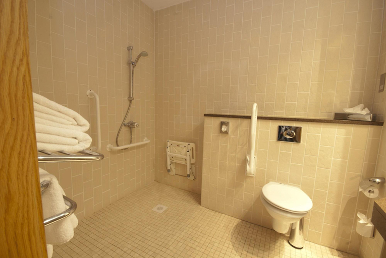 Bathroom 4, An Grianan Hotel
