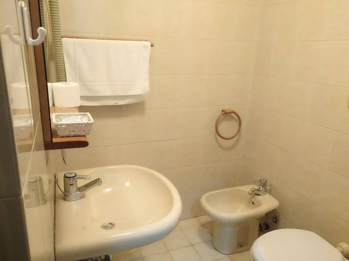 Bathroom 3, Hotel I Larici, Torino