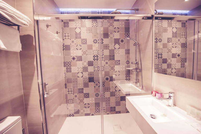 Bathroom 4, Hostal Lisboa, Madrid