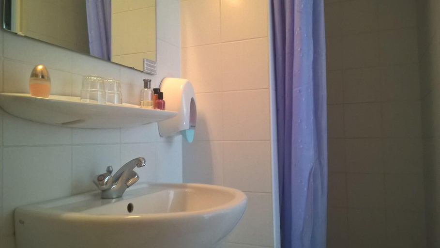 Bathroom 4, Hôtel Compostelle, Hautes-Pyrénées