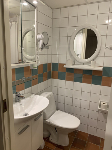 Bathroom 4, Nya Pallas Hotel, Falkenberg