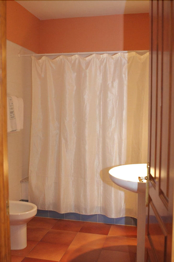 Bathroom 4, Hostal Esmeralda, Cantabria