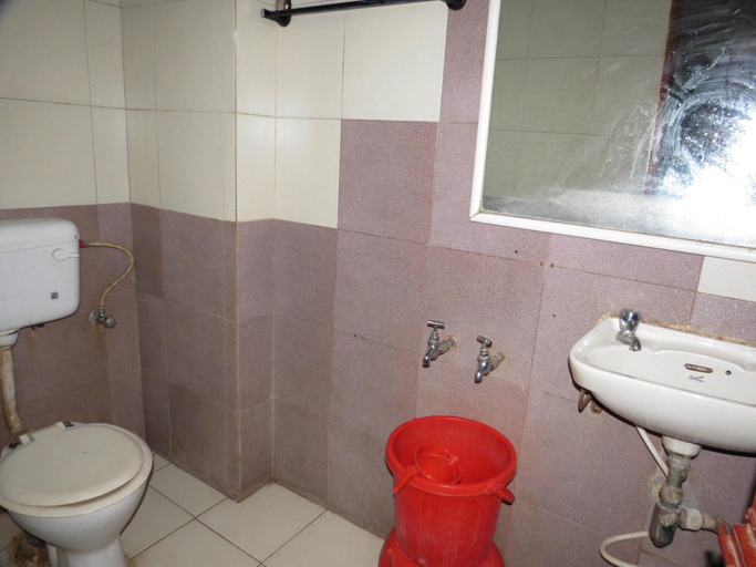 Bathroom 3, Hotel Sunny Classic, Satara