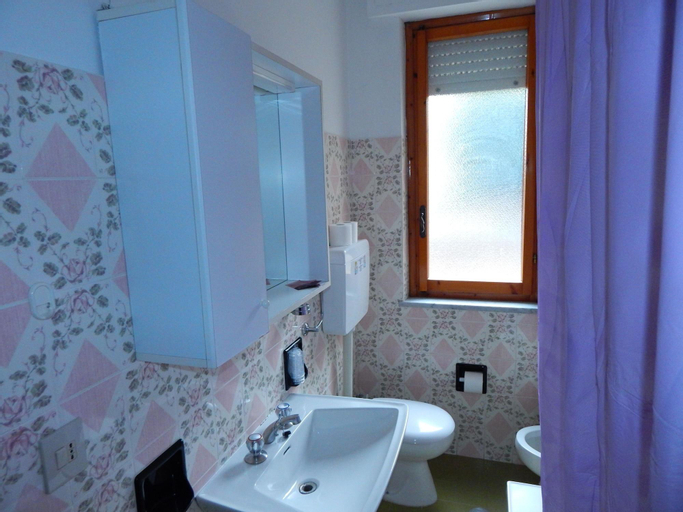 Bedroom 5, Albergo Bruna, Savona