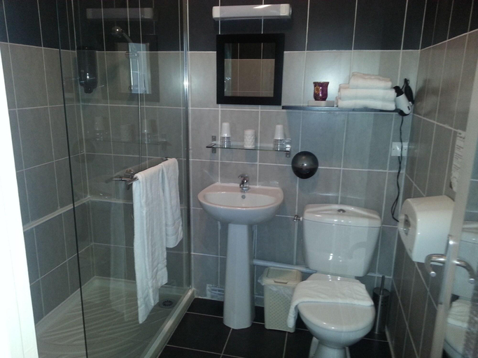 Bathroom 4, Hôtel Le Chapeau Rouge, Orne
