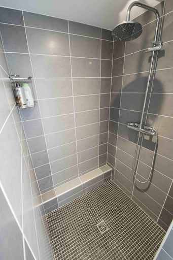 Bathroom 3, Domaine La Garenne, Lot