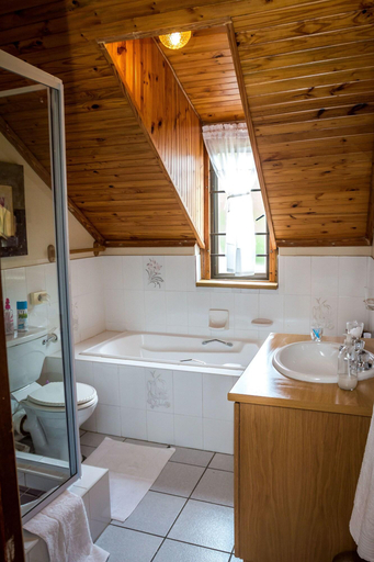 Bathroom 4, Jenny's Guest House, Cacadu
