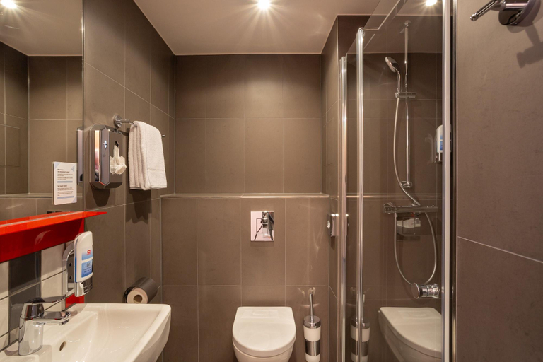 Bathroom 4, MEININGER Hotel Heidelberg Hauptbahnhof, Heidelberg