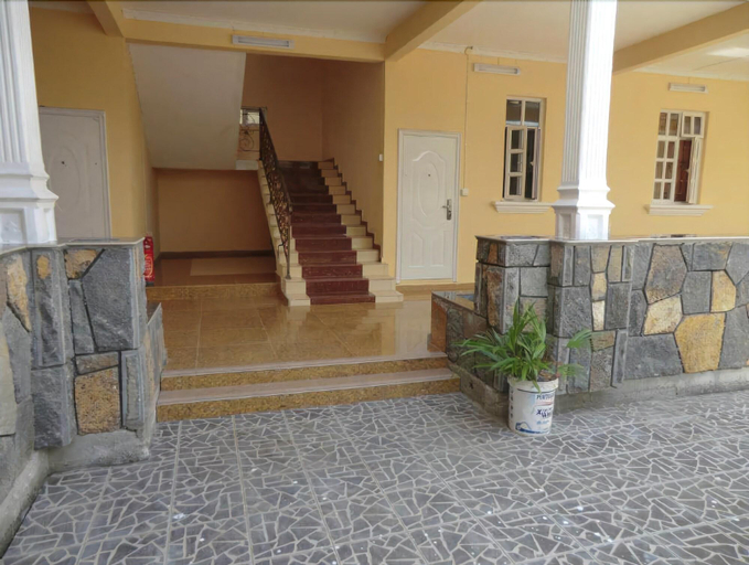 Public Area 2, Les Lilas