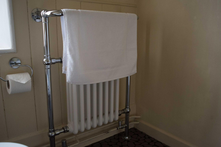 Bathroom 4, Village House Coaching Inn, West Sussex