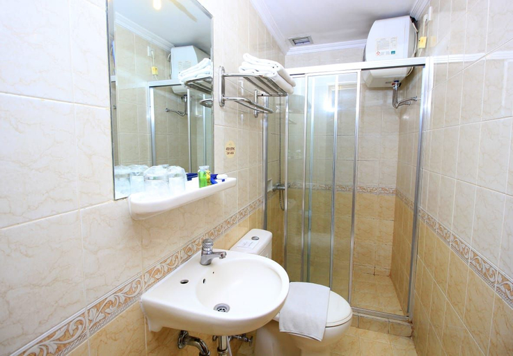 Bathroom 4, The Majesty Business and Family Hotel, Bandung