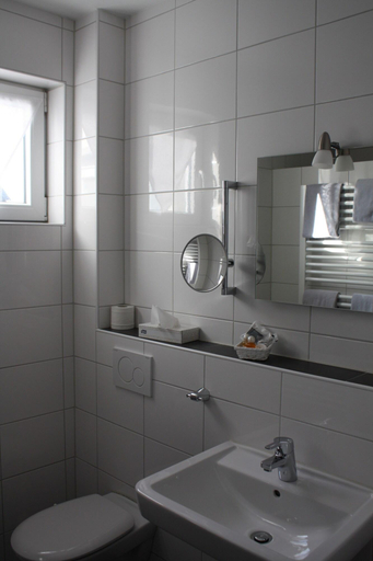 Bathroom 5, Hotel am Wintergarten, Borken