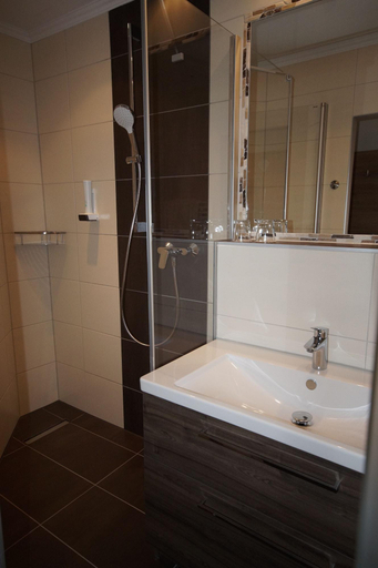 Bathroom 5, Hotel Bauschheimer Hof, Groß-Gerau