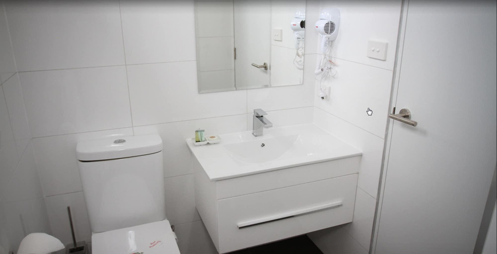 Bathroom, Doctor Syntax Hotel, Hobart
